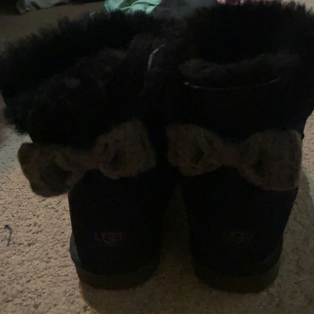 Black Ugg’s with grey bows on back